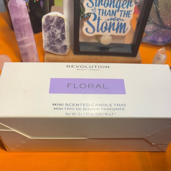 Revolution Beauty London Floral Candle Set! - Picture 6 of 7